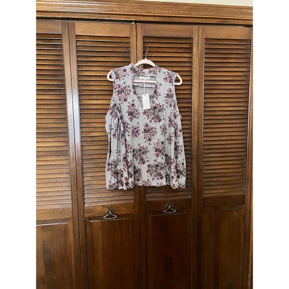 NO COMMENT PLUS (Size 2X) Floral Print Cold Shoulder Top - Picture 12 of 13